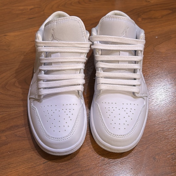 Like New Women’s Jordans - Picture 3 of 8